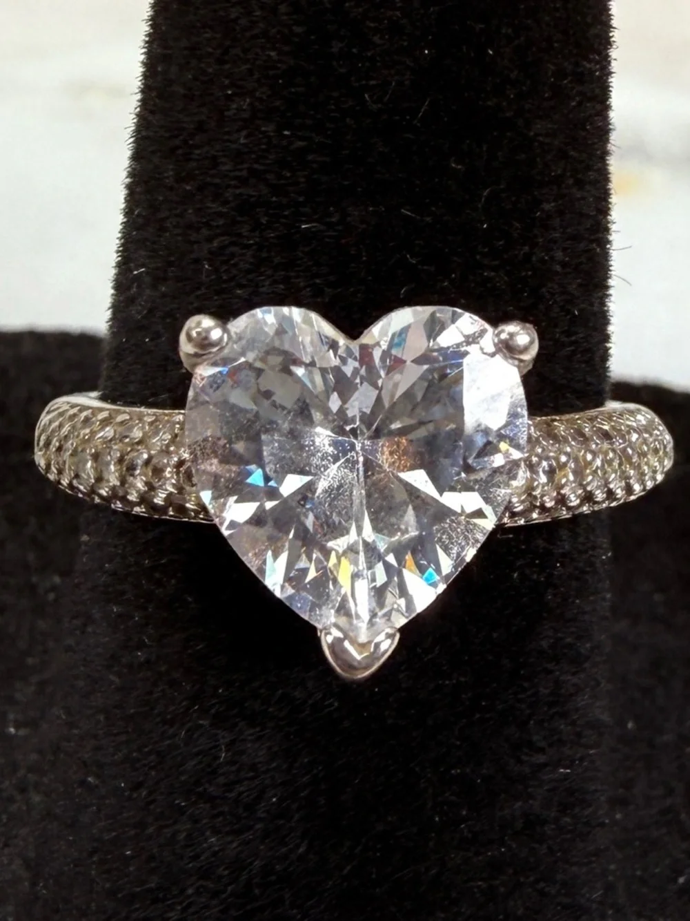 Beautiful vintage size 6, aged silvertone, heart shaped bling ring